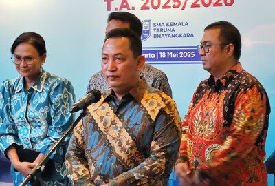 Kapolri, Jenderal Listyo Sigit Prabowo, dalam kegiatan silaturahmi siswa terpilih SMA Kemala Taruna Bhayangkara di STIK Polri pada Minggu (18/5/2025). Foto: Kumparan