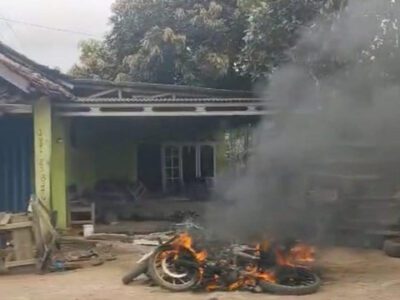 sejumlah fasilitas umum yang dibakar. Foto: istimewa