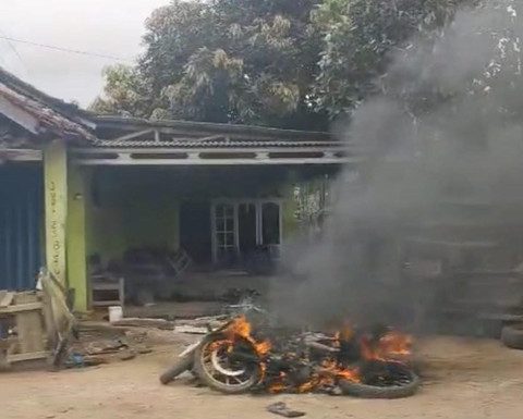 sejumlah fasilitas umum yang dibakar. Foto: istimewa