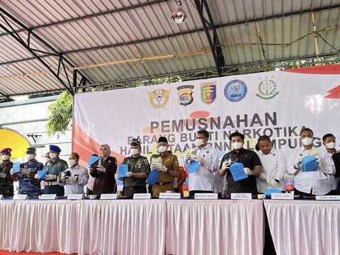 Pemusnahan narkotika jenis sabu yang dilakukan oleh Kepala BNNP Lampung Brigjen Pol Norman Widjajadi bersama Gubernur Lampung Rahmat Mirzani Djausal. Foto : Lampung Geh