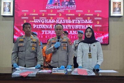 Wakapolres OKU Selatan, Kompol Hendro Swarna saat melakukan press rilis aksi pemerkosaan yang dilakukan pelaku terhadap anaknya senidri. Foto : Dok Polres OKU Selatan