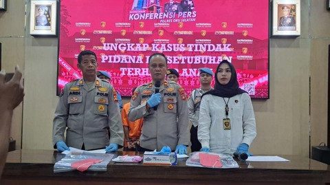 Wakapolres OKU Selatan, Kompol Hendro Swarna saat melakukan press rilis aksi pemerkosaan yang dilakukan pelaku terhadap anaknya senidri. Foto : Dok Polres OKU Selatan