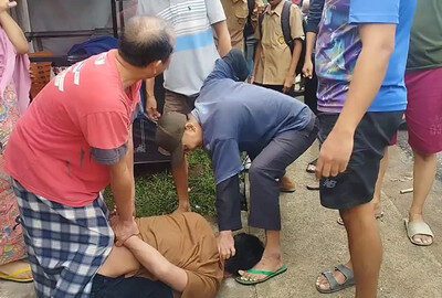 Pencuri handphone yang diamankan warga. Foto: Dok Istimewa