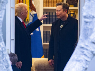 Elon Musk bersama Donald Trump. Foto: Roberto SCHMIDT/AFP