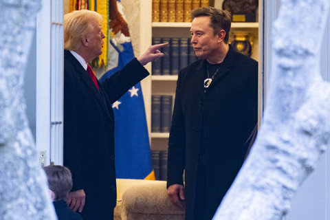 Elon Musk bersama Donald Trump. Foto: Roberto SCHMIDT/AFP