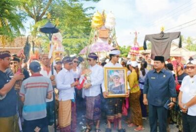 Anggota DPRD Lamsel Yang Berjuluk Konco Yasinan Hadiri Upacara Ngaben Rekan Sejawat