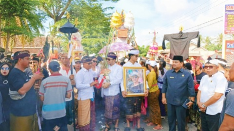 Anggota DPRD Lamsel Yang Berjuluk Konco Yasinan Hadiri Upacara Ngaben Rekan Sejawat