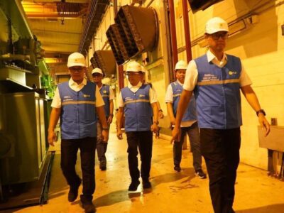 Direktur Utama PLN, Darmawan Prasodjo (kanan), Direktur Manajemen Pembangkitan, Adi Lumakso (kiri), Direktur Transmisi & Perencanaan Sistem, Evy Haryadi (kedua dari kiri), Direktur Distribusi PLN, Adi Priyanto (ketiga dari kiri), beserta jajaran manajemen PLN ketika terjun langsung ke Pembangkit Listrik Tenaga Diesel dan Gas (PLTDG) Pesanggaran pada Sabtu dini hari (3/5).