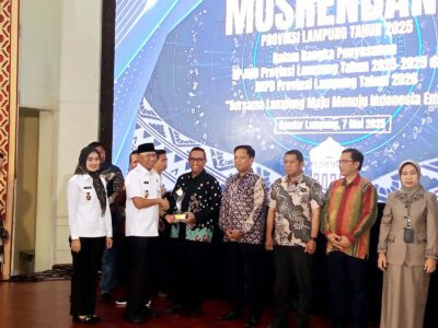 Penyerahan CSR Award secara langsung oleh Gubernur Lampung, Rahmat Mirzani Djausal didampingi oleh Wakil Gubernur Jihan Nurlela kepada Perwakilan Management PLN UID Lampung, Manager Komunikasi & TJSL - Darma Saputra pada 07/05