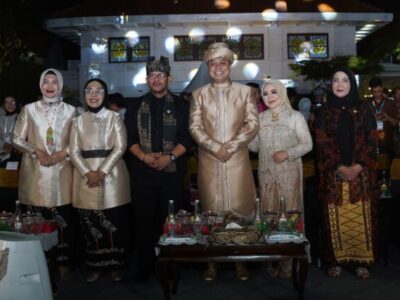 Karnaval Budaya Nusantara yang digelar pada Jumat (9/5/2025) malam di Surabaya. Acara ini merupakan bagian dari rangkaian kegiatan Musyawarah Nasional (Munas) VII Asosiasi Pemerintah Kota Seluruh Indonesia (Apeksi).