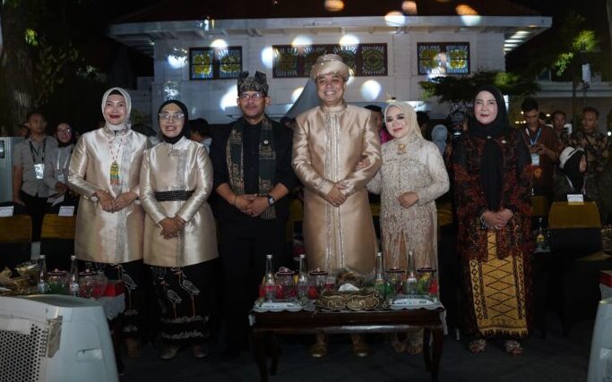 Karnaval Budaya Nusantara yang digelar pada Jumat (9/5/2025) malam di Surabaya. Acara ini merupakan bagian dari rangkaian kegiatan Musyawarah Nasional (Munas) VII Asosiasi Pemerintah Kota Seluruh Indonesia (Apeksi).