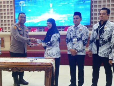 Penandatanganan dilakukan oleh Ketua PGRI Hj. Eka Afriana dan Kapolresta Kombes Pol Alfret Jacob Tilukay, S.I.K., M.Si di Gedung Semergou Pemerintah Kota Bandar Lampung