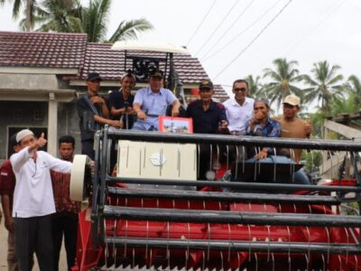 Dukung Swasembada Pangan, Bupati Parosil Salurkan Bantuan Alat Pertanian Untuk Kelompok Tani di BNS