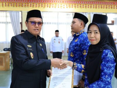 Sekda Lampung Barat Lantik 33 PNS Fungsional, Dorong Kinerja dan Pelayanan Publik