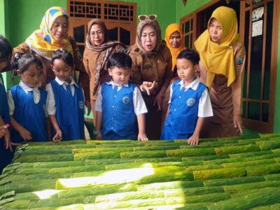 Murid TK Negeri Pembina Kalianda Belajar Proses Pembuatan Tempe Lewat Kunjungan Edukatif