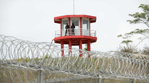 Sejumlah petugas dengan menggunakan sebo, melakukan penjagaan di Lapas Kelas II-A Karanganyar, Pulau Nusakambangan, Cilacap, Jateng, Kamis (22/8). Foto: ANTARA