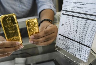 Petugas menunjukkan sampel emas batangan di Butik Emas Logam Mulia, Jakarta, Selasa (3/9). Foto: ANTARA