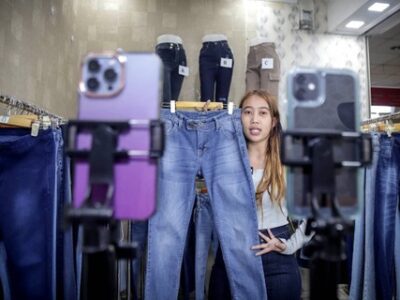 Pedagang melakukan live melalui TikTok Shop untuk menawarkan barang dagangannya, di Pasar Tanah Abang, Jakarta, Senin (18/12/2023). Foto: Istimewa