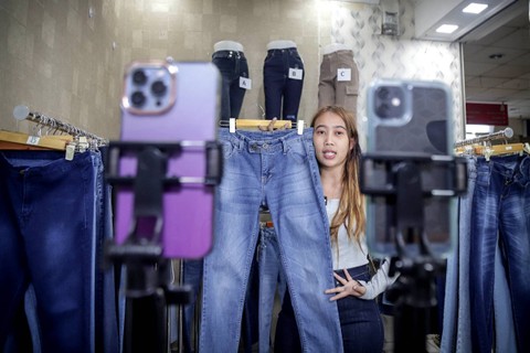 Pedagang melakukan live melalui TikTok Shop untuk menawarkan barang dagangannya, di Pasar Tanah Abang, Jakarta, Senin (18/12/2023). Foto: Istimewa