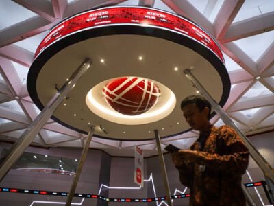 Layar digital menampilkan pergerakan Indeks Harga Saham Gabungan (IHSG) di Bursa Efek Indonesia (BEI), Jakarta, Selasa (8/4/2025). Foto: kumparan