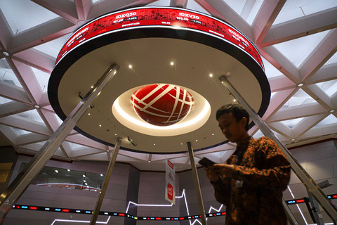 Layar digital menampilkan pergerakan Indeks Harga Saham Gabungan (IHSG) di Bursa Efek Indonesia (BEI), Jakarta, Selasa (8/4/2025). Foto: kumparan