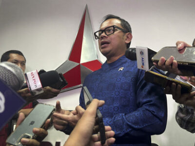 Wamendagri Bima Arya di DPP Demokrat, Jakarta Pusat, Senin (19/5/2025). Foto: Kumparan
