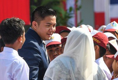 Seskab Teddy Indra Wijaya berinteraksi dengan sejumlah pelajar dan guru sebelum kunjungan kenegaraan Presiden Prancis Emmanuel Macron di Istana Merdeka, Jakarta, Rabu (28/5/2025). Foto: ANTARA