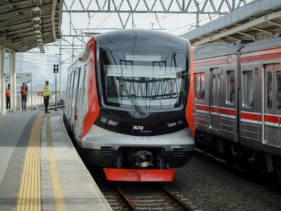 Rangkaian kereta rel listrik (KRL) CRRC tiba di Stasiun Manggarai, Jakarta, Minggu (1/6/2025). Foto: Kumparan