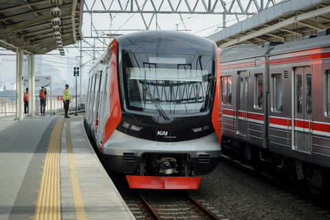Rangkaian kereta rel listrik (KRL) CRRC tiba di Stasiun Manggarai, Jakarta, Minggu (1/6/2025). Foto: Kumparan