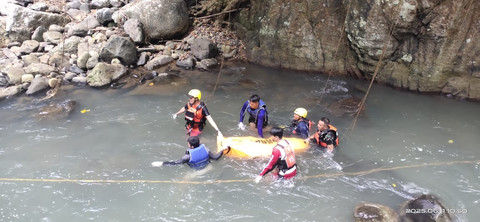 Remaja yang ditemukan tenggelam di air terjun lubuk law, Padang Cermin, Pesawaran. Foto: Dok Humas Basarnas Lampung