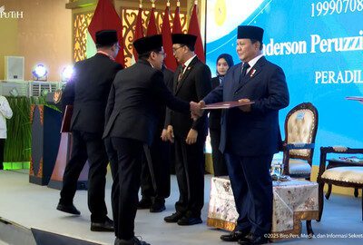 Presiden Prabowo Subianto menyerahkan surat keputusan (SK) kepada para hakim saat menghadiri acara pengukuhan hakim di Mahkamah Agung (MA) Jakarta pada Kamis (12/6/2025). Foto: Youtube/Sekretariat Presiden