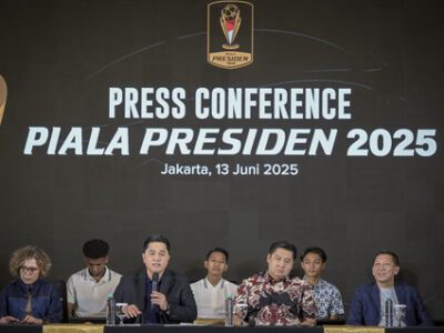 Ketum PSSI Erick Thohir bersama Ketua SC Piala Presiden 2025 Maruarar Sirait, Direktur Utama PT LIB Ferry Paulus, Ketua OC Harsiwi Achmad berikan keterangan terkait gelaran Piala Presiden 2025 di Menara Danareksa, Jakarta, Jumat (13/6/2025). Foto: ANTARA 