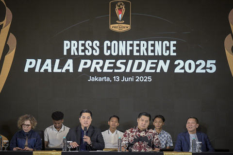 Ketum PSSI Erick Thohir bersama Ketua SC Piala Presiden 2025 Maruarar Sirait, Direktur Utama PT LIB Ferry Paulus, Ketua OC Harsiwi Achmad berikan keterangan terkait gelaran Piala Presiden 2025 di Menara Danareksa, Jakarta, Jumat (13/6/2025). Foto: ANTARA 