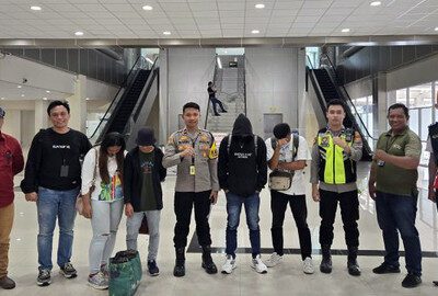Empat orang pekerja migran ilegal dengan tujuan bekerja di Thailand berhasil diamankan polisi di pintu keberangkatan Bandara Sam Ratulangi Manado. (foto: istimewa)
