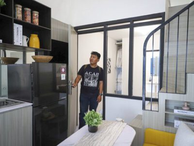 Warga melihat display rumah subsidi yang telah diperkecil di Jakarta, Sabtu (14/6/2025). Foto: kumparan