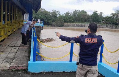 Inafis Satreskrim Polresta Bandar Lampung saat melakukan olah TKP di jembatan Tegineneng, Lampung Selatan. | Foto: istimewa
