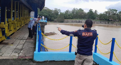 Inafis Satreskrim Polresta Bandar Lampung saat melakukan olah TKP di jembatan Tegineneng, Lampung Selatan. | Foto: istimewa