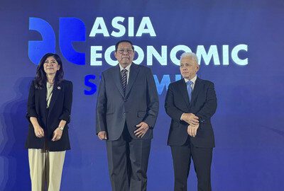 Presiden RI ke-6 Susilo Bambang Yudhoyono, Menteri Menteri Komunikasi dan Digital (Menkomdigi) Meutya Hafid dan Mantan Menteri Sekretaris Negara, Muhammad Hatta Rajasa dalam acara Asia Economic Summit, Kamis (26/6/2025). Foto: Istimewa