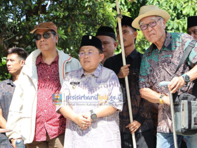 Wakil Bupati Pesisir Barat (Pesibar), Irawan Topani, S.H., M.Kn., saat menghadiri kegiatan Anjau Silau Keluarga Besar Karya Kartadilaga