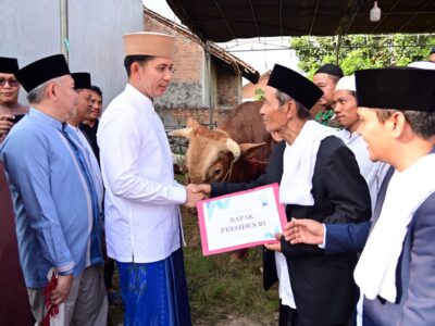 Bupati Lampung Selatan, Radityo Egi Pratama (Egi) secara simbolis memberikan bantuan hewan kurban.