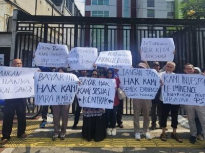 Puluhan investor menggelar aksi damai di depan kantor Kurnia Land, di Jalan Otto Iskandardinata, Jakarta Timur, Selasa (17/6/2025).