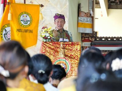 Sekretaris Daerah Provinsi Lampung, Marindo Kurniawan saat membuka kegiatan Pembinaan Dharmika dan Metatah Massal yang digelar di Balai Wantilan Pura Banjar Bhuana Shanti, Tanjung Seneng, Bandar Lampung, Sabtu (28/6/2025).