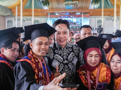 Bupati Lampung Selatan, Radityo Egi Pratama bersama wisudawan/i Universitas Islam An Nur Lampung