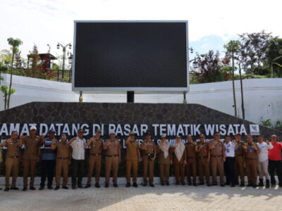 Bupati Lampung Barat, Parosil Mabsus, meresmikan Pasar Tematik Jelajah Danau Ranau yang berlokasi di Pekon Lombok, Kecamatan Lumbok Seminung, Sabtu (14/6/2025).