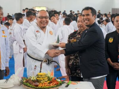 Ketua Umum Pengprov BKC Provinsi Lampung, H. Tony Eka Candra (DAN VII Karate-Do) bersama Ir. Arif Rohman, S.T.,M.T.,Ph.D (DAN VI Karate-Do).