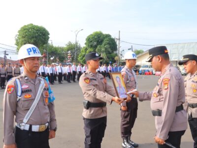 Langgar Kode Etik, Seorang Anggota Polresta Bandar Lampung Dipecat Secara Tidak Hormat Bandar Lampung – Seorang anggota Polresta Bandar Lampung, Aipda AY, resmi diberhentikan tidak dengan hormat (PTDH) setelah terbukti melanggar kode etik profesi Polri. Ia diketahui tidak masuk dinas selama 201 hari berturut-turut tanpa keterangan yang sah. Upacara PTDH digelar di Mapolresta Bandar Lampung pada Senin, 2 Juni 2025, dan dipimpin langsung oleh Kapolresta Kombes Pol Alfret Jacob Tilukay. Dalam sambutannya, Kapolresta menyatakan bahwa keputusan ini merupakan bentuk ketegasan institusi dalam menegakkan disiplin dan integritas. “Keputusan ini tentu tidak mudah, namun merupakan langkah tegas dalam menjaga marwah institusi. Ini adalah bentuk komitmen bahwa setiap pelanggaran akan ditindak sesuai aturan yang berlaku,” ujar Kombes Alfret. Ia menjelaskan bahwa Aipda AY telah melanggar Pasal 14 ayat 1 huruf a Peraturan Pemerintah Nomor 1 Tahun 2003 tentang Pemberhentian Anggota Polri. Proses PTDH ini merupakan tindak lanjut dari Surat Keputusan Kapolda Lampung tertanggal 14 Mei 2025. “Perbuatan yang bersangkutan jelas melanggar kode etik profesi Polri. Oleh karena itu, keputusan PTDH diambil demi menjaga kedisiplinan dan profesionalitas jajaran,” tambahnya. Kombes Alfret juga mengingatkan seluruh anggota Polresta Bandar Lampung agar menjadikan kejadian ini sebagai pelajaran. Ia menekankan pentingnya tanggung jawab, loyalitas, dan integritas dalam menjalankan tugas sebagai abdi negara. “Kami terus mendorong upaya pencegahan pelanggaran disiplin melalui pengawasan yang lebih ketat dari setiap jenjang pimpinan, mulai dari saya sendiri hingga ke tingkat unit dan perwira di lapangan,” pungkasnya. Langkah tegas ini diharapkan menjadi momentum bagi seluruh personel Polresta Bandar Lampung untuk menjaga nama baik institusi dan meningkatkan kinerja secara profesional serta humanis.