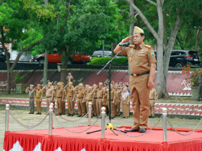 Sekretaris Daerah (Sekda) Kabupaten Lampung Selatan, Supriyanto, pimpin apel mingguan yang dirangkaikan dengan peringatan Hari Keluarga Nasional ke-32 di Lapangan Korpri, Kalianda, Senin (30/6/2025).