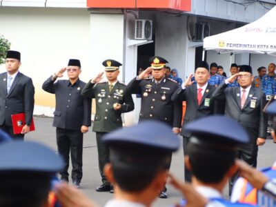 Dandim 0410/KBL Hadiri Upacara Hari Lahir Pancasila 2025, Serukan Penguatan Nilai-Nilai Kebangsaan Bandar Lampung, 2 Juni 2025 – Komandan Kodim 0410/Kota Bandar Lampung (KBL), Letkol Arm Roni Hermawan, S.H., M.H., turut hadir dalam Upacara Peringatan Hari Lahir Pancasila Tahun 2025 yang dilaksanakan di halaman Kantor Walikota Bandar Lampung pada Senin pagi. Upacara yang mengusung tema “Memperkokoh Ideologi Pancasila” ini dipimpin oleh Wakil Walikota Bandar Lampung, Deddy Amarullah, selaku inspektur upacara. Kegiatan berlangsung dengan khidmat dan penuh semangat nasionalisme, diikuti oleh jajaran TNI, Polri, aparatur sipil negara, serta perwakilan organisasi masyarakat. Tampak hadir pula Ketua DPRD Kota Bandar Lampung Bernas Yuniarta, S.E., Wakapolresta AKBP Erwin Irawan, S.I.K., Ketua Pengadilan Negeri Dr. H. Salman Alfarasi, S.H., M.H., Ketua Pengadilan Agama Tanjung Karang Yopie Azbandi Aziz, S.Ag., M.H., perwakilan Kejari Bandar Lampung Astri Novi, S.H., M.H., serta perwakilan dari Kementerian Agama KBL, Muslihin. Dalam keterangannya, Letkol Arm Roni Hermawan menegaskan pentingnya memperkuat pemahaman dan pengamalan Pancasila sebagai dasar negara. “Sebagai prajurit TNI, kami berkomitmen mendukung segala bentuk penguatan ideologi Pancasila dalam kehidupan berbangsa dan bernegara. Ini adalah landasan utama dalam menjaga keutuhan NKRI,” ujarnya. Upacara ini menjadi momen refleksi bagi seluruh elemen masyarakat untuk terus menanamkan nilai-nilai luhur Pancasila di tengah arus globalisasi dan perubahan sosial. Melalui semangat gotong royong dan persatuan, seluruh peserta upacara menyatakan tekad untuk menjaga dan merawat ideologi bangsa demi masa depan Indonesia yang berkeadilan dan berdaulat.
