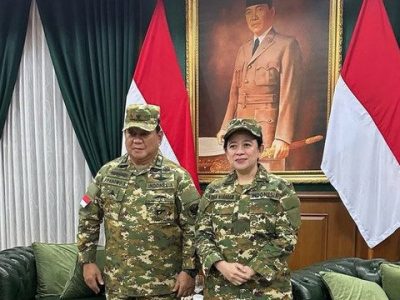 Presiden Prabowo dan Ketua PDIP Puan Maharani berfoto di depan lukisan Sukarno, kakek Puan, di Akmil Magelang, Kamis (27/2/2025). Foto: Instagram/puanmaharaniri