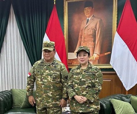 Presiden Prabowo dan Ketua PDIP Puan Maharani berfoto di depan lukisan Sukarno, kakek Puan, di Akmil Magelang, Kamis (27/2/2025). Foto: Instagram/puanmaharaniri